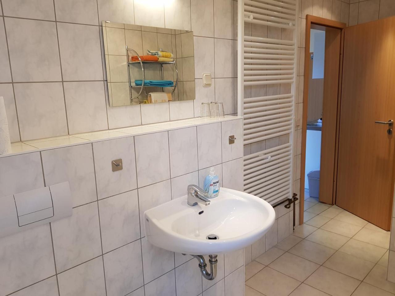 Apartments Und Bistro Zum Glasmacher Gehlberg Eksteriør billede